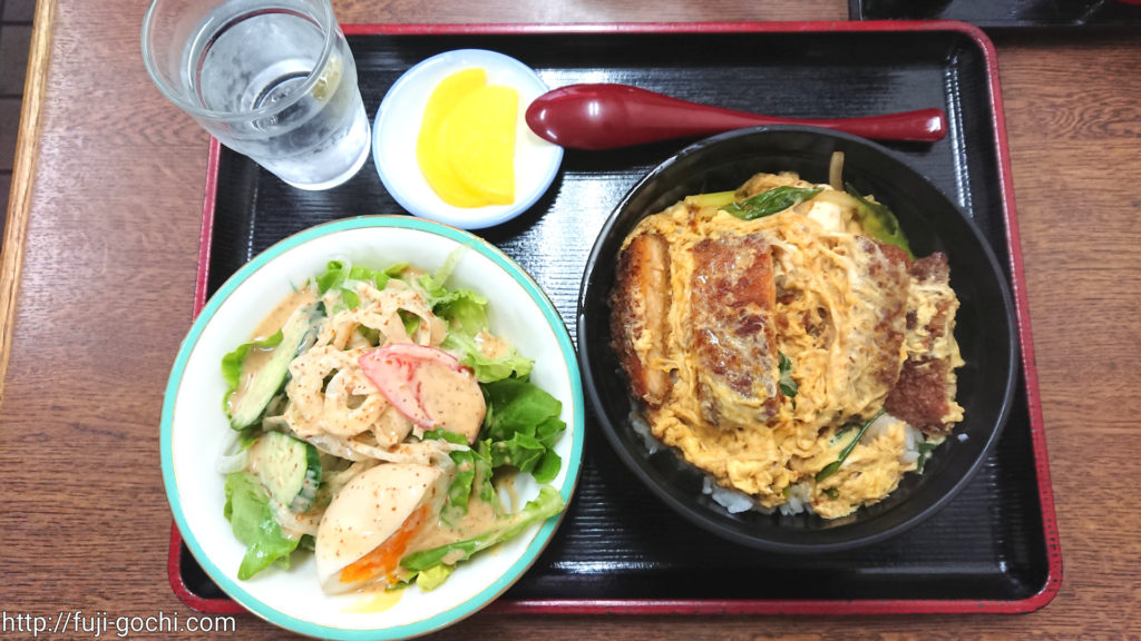 カツ丼とサラダ(ごまドレ)